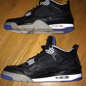 Vlone t shirt (medium) and Jordan retro 4s (10.5 M